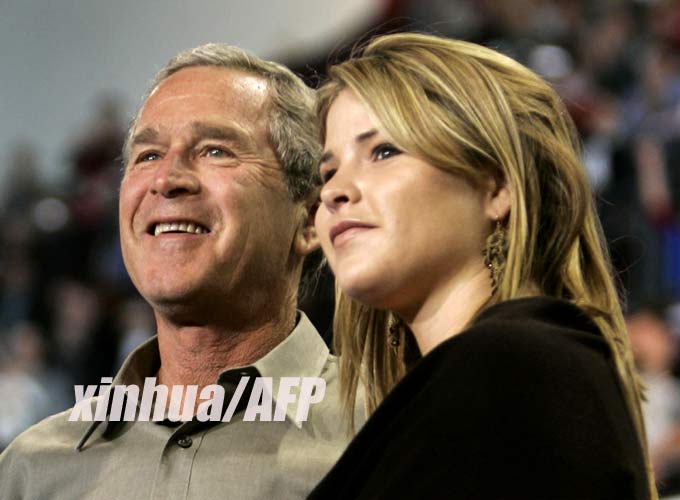 10月12日,美国总统布什和女儿詹娜·布什在科罗拉多斯普林斯参加