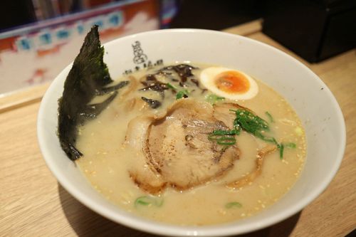 炙叉烧拉面(原味豚骨汤底,面体偏软)   二片叉烧肉,海苔,笋乾,木耳