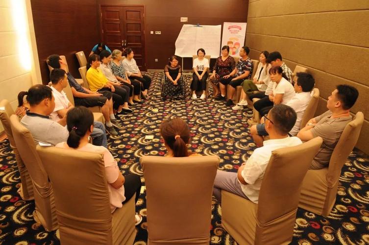 家长们围坐一起,分享交流