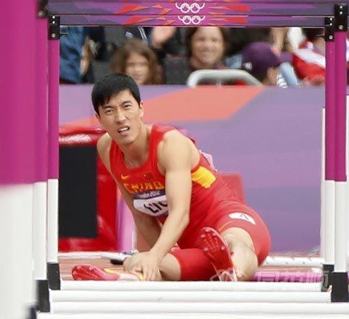 图文:刘翔摔倒跟腱断裂仍跑到终点 实乃"勇气"