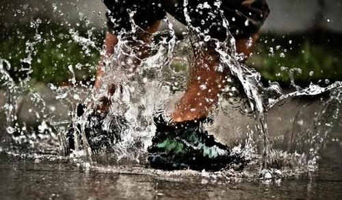 潮湿的天气容易让球鞋产生霉变,形成一个个难看的霉点.