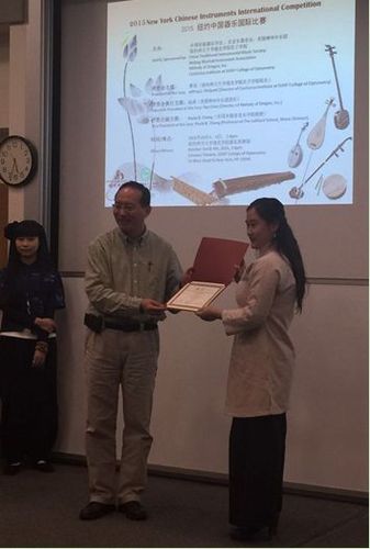 张乐,国际古筝协会会员,自幼学习古筝和古琴,先后受教于袁莎,王中山