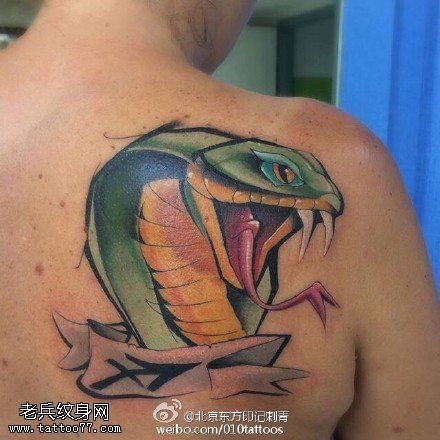 肩膀青蛇纹身图案