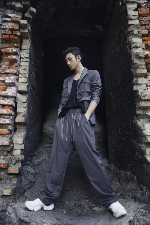 已释出的照片中,斑驳的墙体散发着荒凉与陈旧,肖顺尧置身其中为这