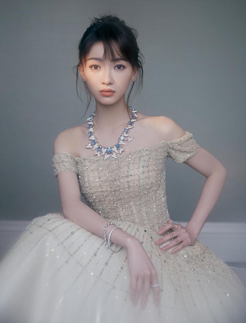 简介:吴谨言唯美浪漫写真图片,分享一组吴谨言图片给大家,图中的明星