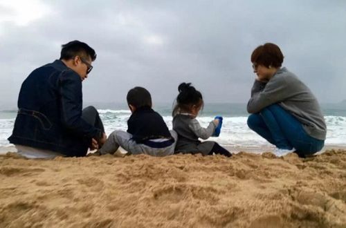 邓超晒一家四口温馨合照 儿女沙滩上开心玩耍