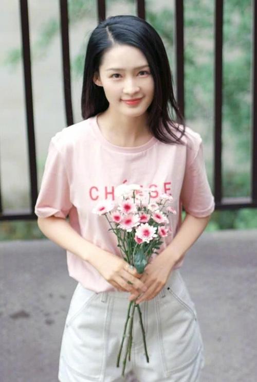 李沁不亏是腿精,我饿一年也穿不上的热裤,她穿上却像奶油大裤衩