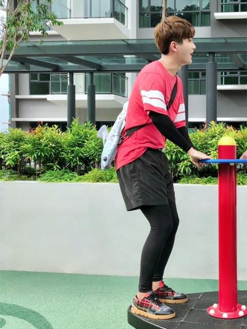 熊梓淇真会玩,绿色格子衬衫叠穿短袖,穿拖鞋走机场!