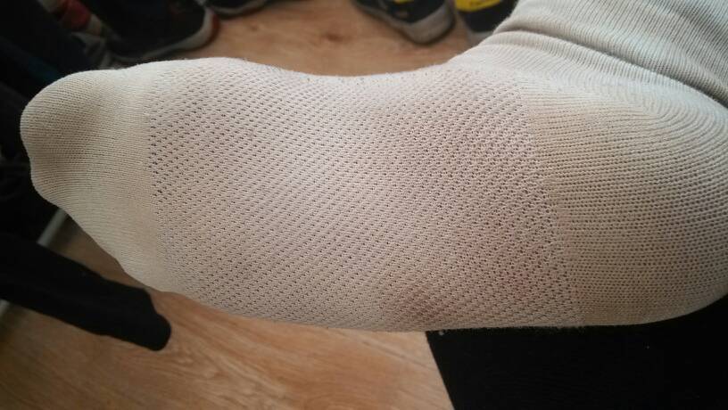 请问初中女生穿白袜一天下来会不会脏成这样?