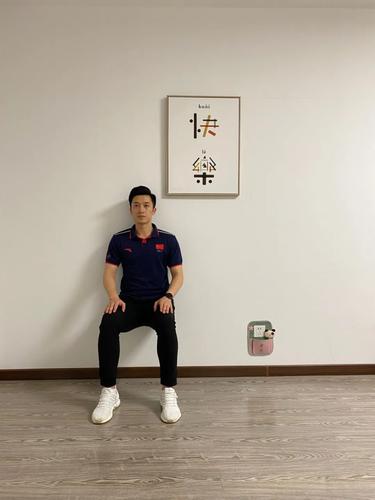 靠墙静蹲