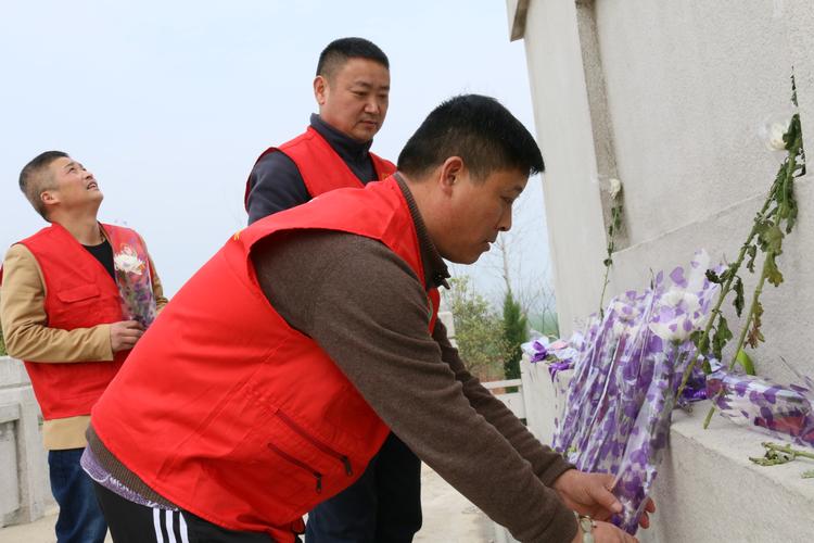 固镇县组织"好人"志愿者开展清明祭深活动