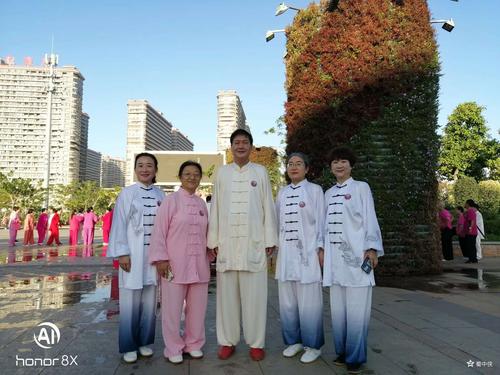 海南东方〕扎西六位弟子火车站广场传太极