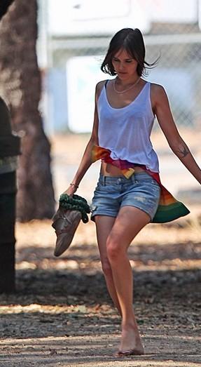 伊莎贝尔·卢卡斯白色背心搭配牛仔短裤 海边最佳穿着