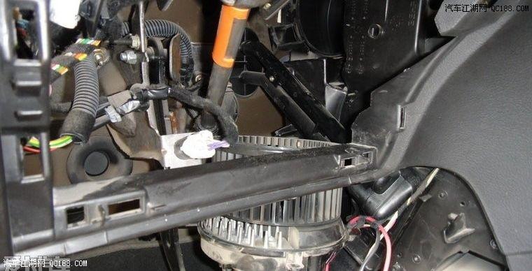 细心呵护爱车!307车主清洁空调鼓风机