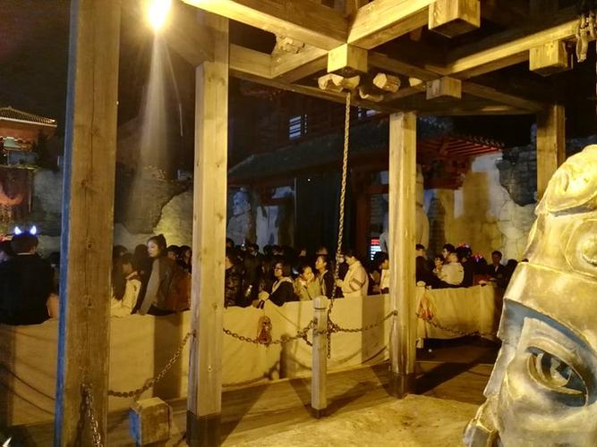 万圣节惊悚指数最高的要数鬼屋了,方特的万圣鬼屋以东方恐怖元素为主