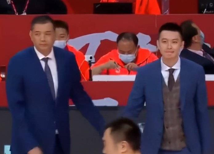 巩晓彬同框杨鸣