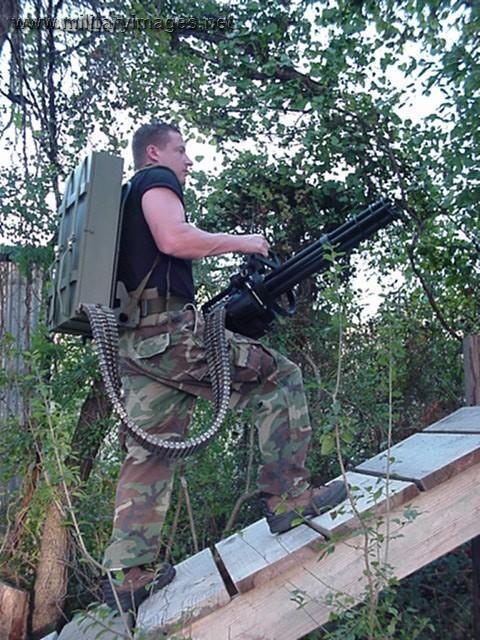 这些手提型m134电动bb枪的照片有时会被人当成是真枪,堆上一串装饰弹