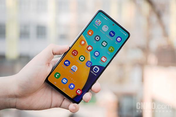 三星galaxy a52 5g采用中心挖孔设计