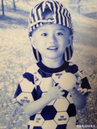 小时候就是一个可爱的男孩子.