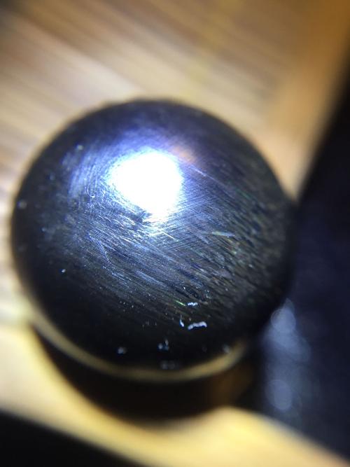 求行家鉴定这个珠子材质 是犀角吗? 附紫光图 谢谢