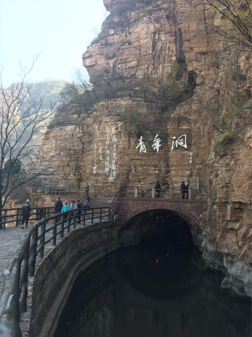 青年洞,人工修筑在太行山腰峭壁之上的地标性建筑