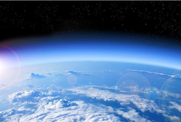 外气层亦称外逸层,离地面超过500 km,是地球大气的最外层.