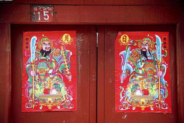 过年贴春联,贴门神,二个地方坚决不能碰!不然来年没财