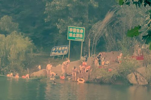 郑州尖岗水库大批裸泳爱好者碧波戏水 大水缸成了大澡堂