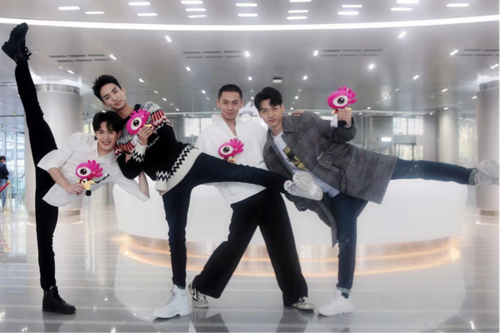 舞者现身新浪做小编 刘迦称杨洋是"军艺最帅"