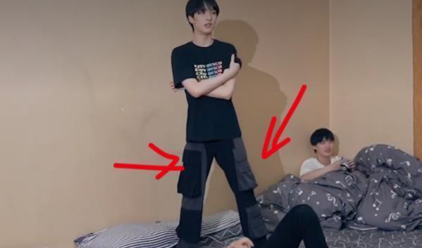 第一次被粉丝关注严浩翔裤子,是赶通告站姐拍的全身照,裤子看似有点