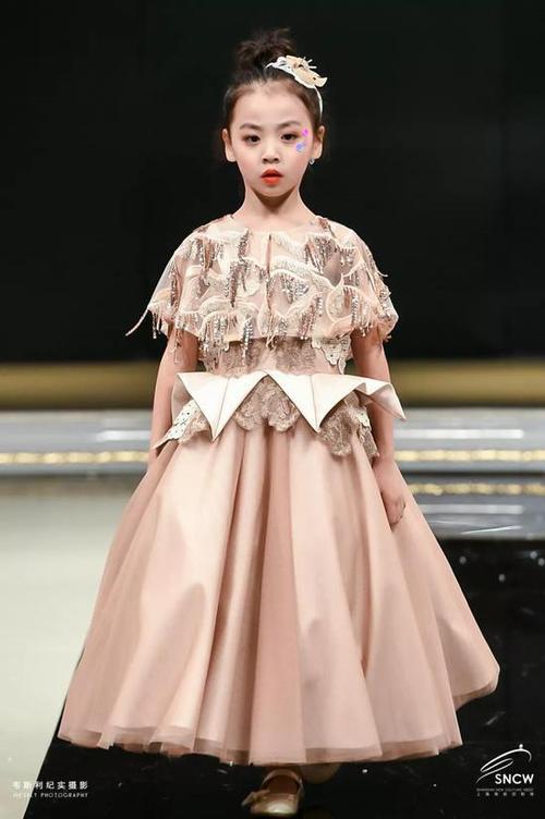  p>焱娃娃,真名孙翊焱,出生于河南郑州,中国内地女演员,模 span class