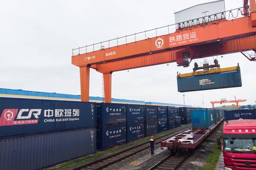 5月22日,在长沙北站铁路货场,x8426次中欧班列进行装车作业(无人机