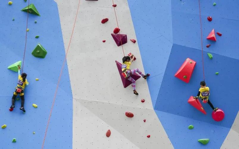 在开始攀岩之前,热身这个动作是非常重要的,省略这个步骤很容易受伤.