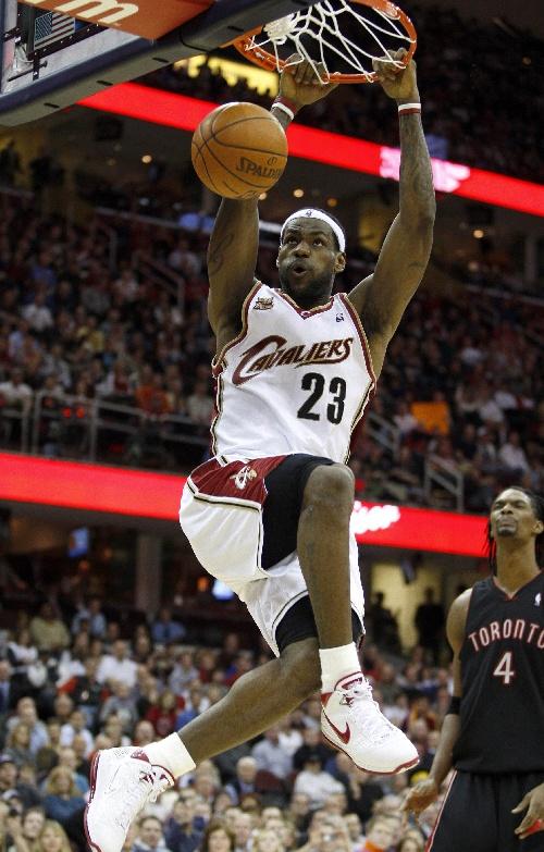 图文nba猛龙负骑士詹姆斯在比赛中扣篮得分