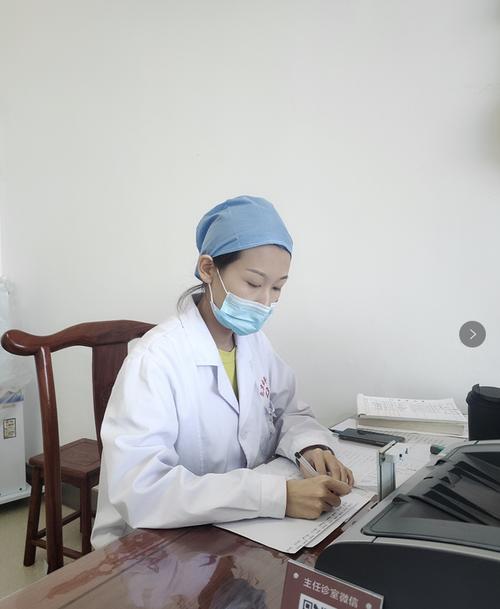 工作中的王超医生