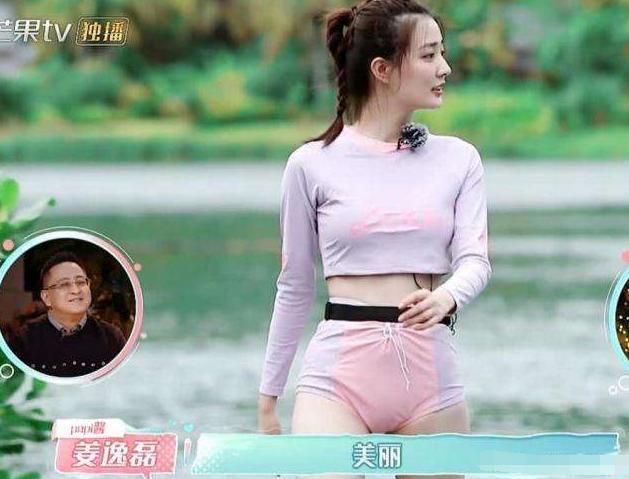 本以为徐璐的高领泳衣很保守,当她浮出水面后,网友:我没看错吧
