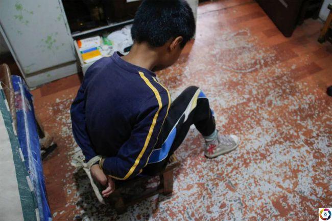 心酸父母先后消失8岁男童每天被奶奶捆住双手戴奥特曼拳套