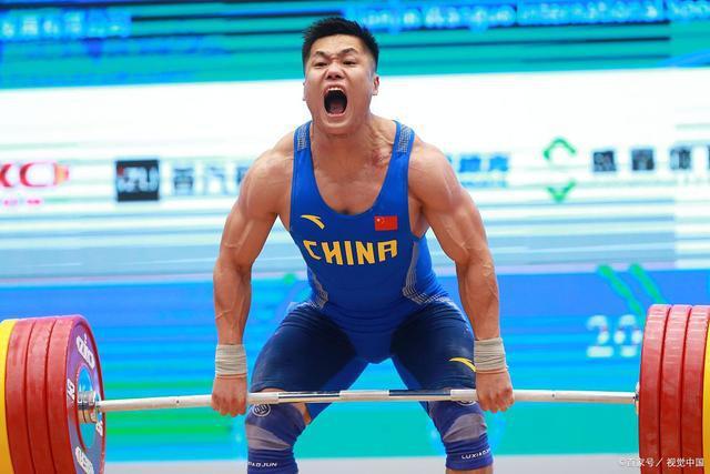 为什么专业举重运动员做深蹲时膝盖会有明显内扣