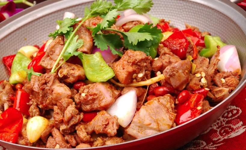  p>干锅兔子是一道以兔子,辣椒,姜等为主要食材制作的川菜. /p>