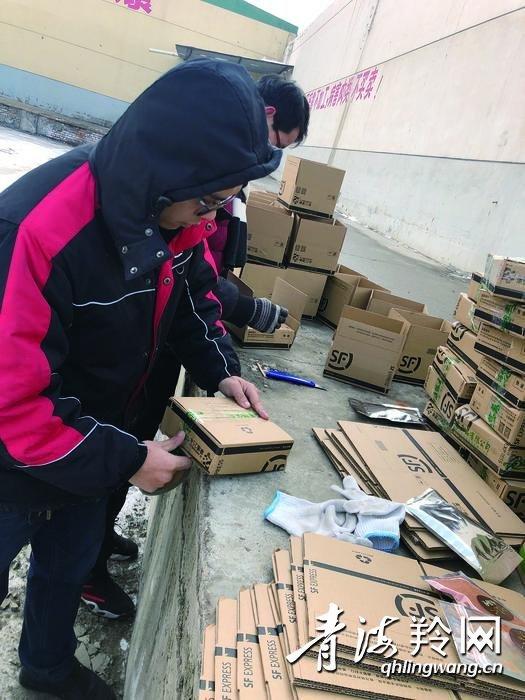 快递员正在将订单牛羊肉制品打包快递.