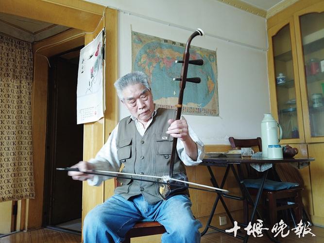 十堰81岁老人11岁自学二胡退休后参与组建40人乐队