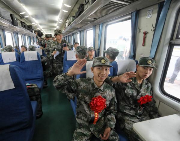 他代表市委,市政府,上海警备区和全市各级兵役机关看望全体进藏新兵