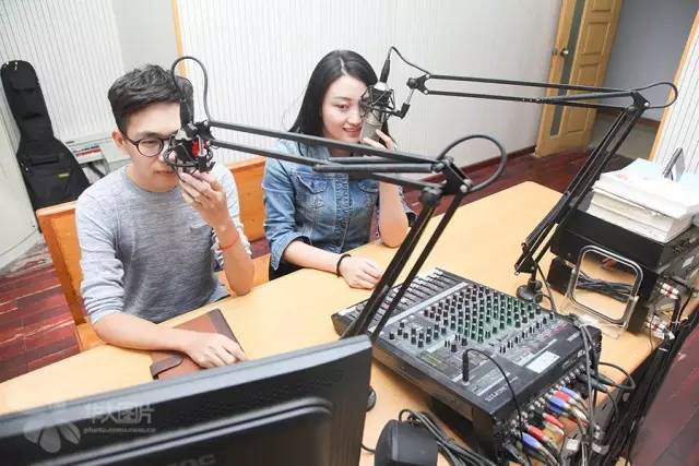 播音室是广播台的核心,每日桂子山的学子们所听到的资讯,紧急通知皆从