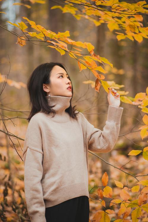 标题:秋日人像-枫叶国最美的季节