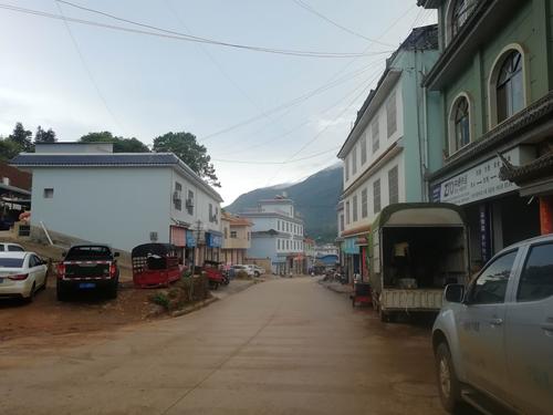 南接耿马县,东邻永德县,西与友好邻邦缅甸果敢县接壤,北与保山