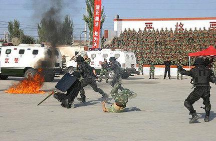 北京武警雪豹突击队在阿克苏进行反恐演练
