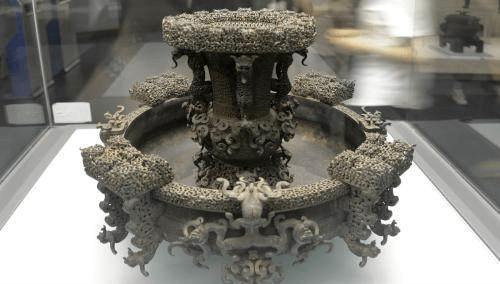 此展品现收藏于山西博物院,为汉代的金属器,既能挡风又能调节灯光亮度