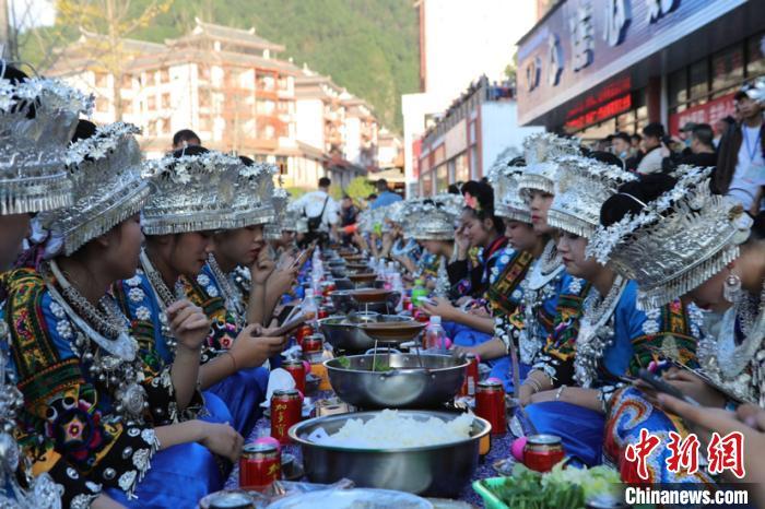 贵州苗族民众长桌宴上话家常 举杯欢度幸福来