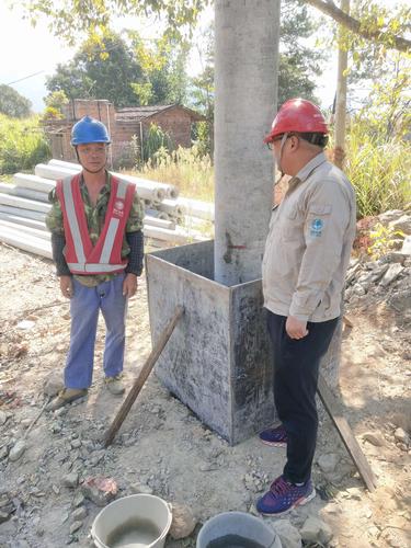 水泥护墩模板固定不牢固,采用铝线固定不可靠造成模板开裂,要求用角铁