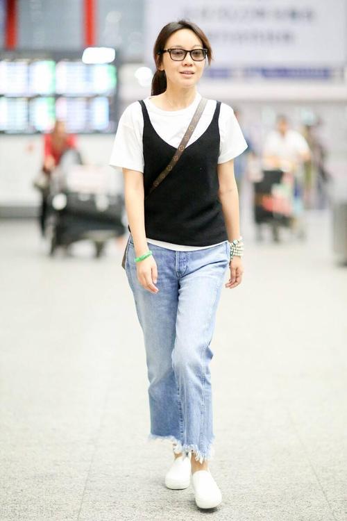 闫妮平时穿的一点都不土,运动搭配更显活力,这造型太像学生了